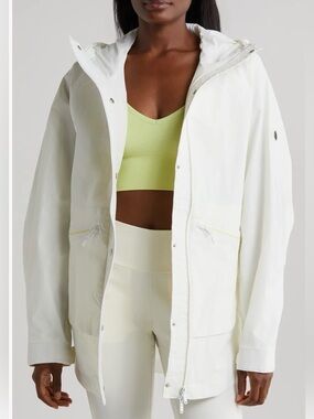🏔️ FREE PEOPLE MOVEMENT Singing in the rain jacket size Small, current model.